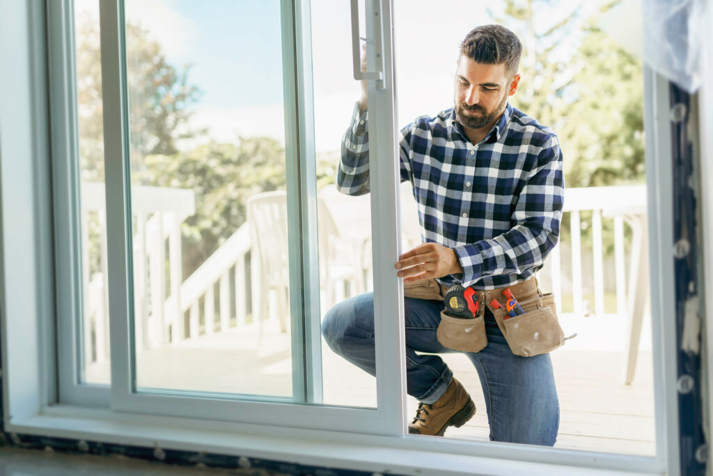 Artisan installant une fenêtre